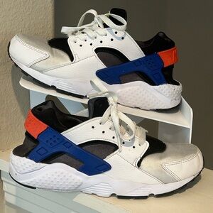 NIKE AIR HUARACHE WHITE TRAINERS SIZE 7Y LEATHER BLUE RED GYM RUN DQ0975-100